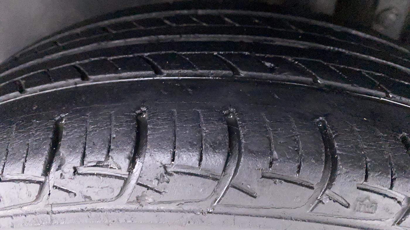 2011 Maruti Swift ZXI D, Petrol, Manual, 49,957 km, Left Rear Tyre Tread