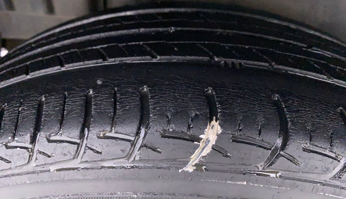 2011 Maruti Swift ZXI D, Petrol, Manual, 49,957 km, Right Rear Tyre Tread
