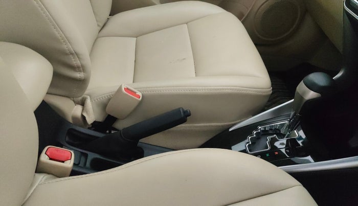 2018 Toyota YARIS V CVT, Petrol, Automatic, 16,576 km, Gear Lever