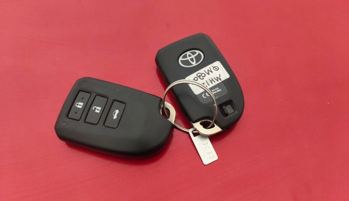 2018 Toyota YARIS V CVT, Petrol, Automatic, 16,576 km, Key Close Up