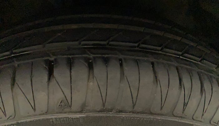 2013 Hyundai i20 MAGNA (O) 1.2, Petrol, Manual, 96,244 km, Right Front Tyre Tread