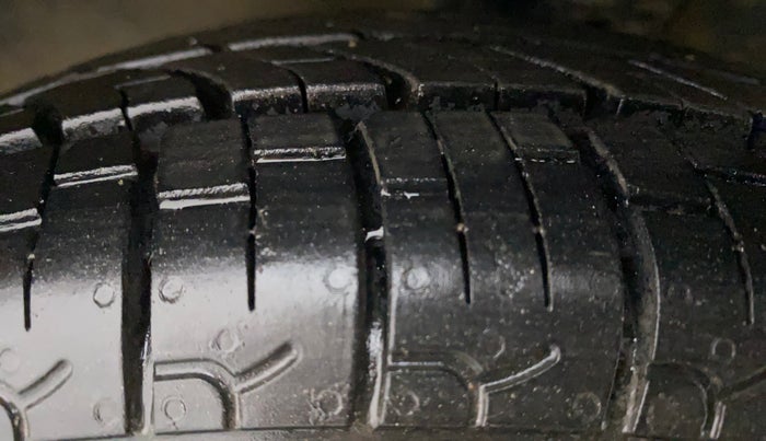 2016 Maruti Alto 800 LXI, Petrol, Manual, 24,378 km, Left Front Tyre Tread