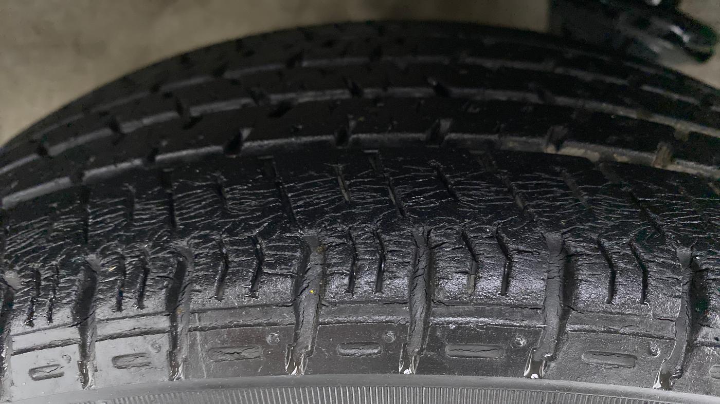2015 Maruti Alto K10 VXI AMT P, Petrol, Automatic, 33,975 km, Right Front Tyre Tread