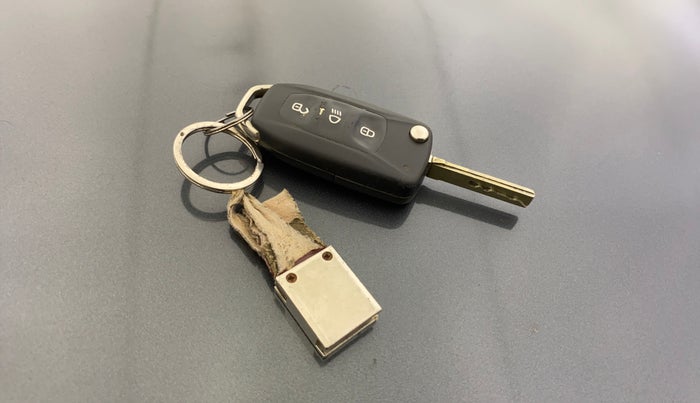 2018 Tata NEXON XM PETROL, Petrol, Manual, 34,577 km, Key Close Up