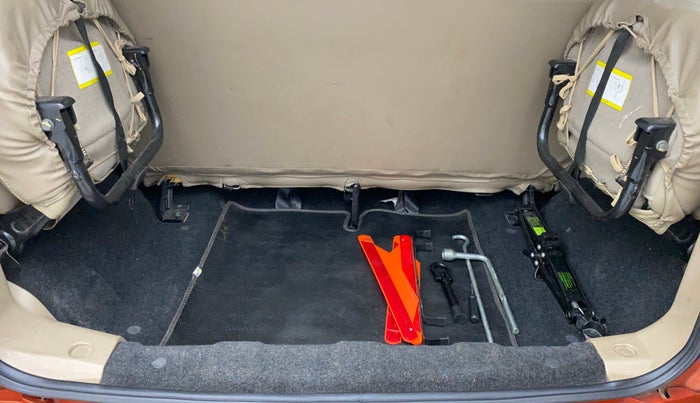 2018 Mahindra TUV300 T8, Diesel, Manual, 33,002 km, Boot Inside