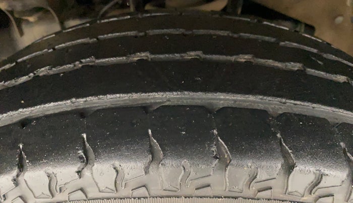 2018 Mahindra TUV300 T8, Diesel, Manual, 33,002 km, Left Front Tyre Tread