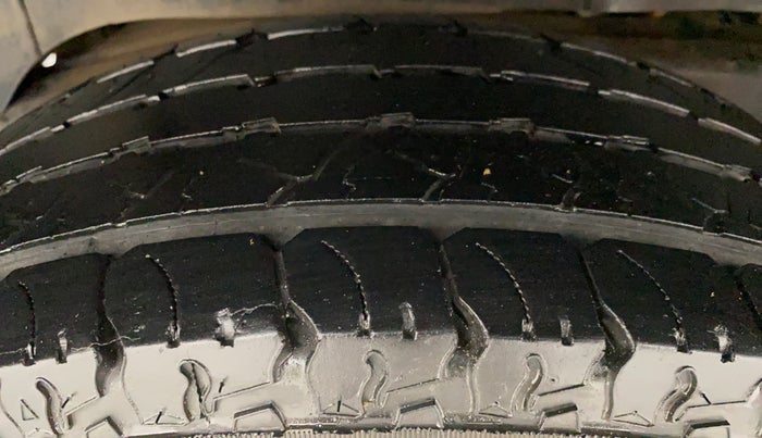 2018 Mahindra TUV300 T8, Diesel, Manual, 33,002 km, Right Rear Tyre Tread