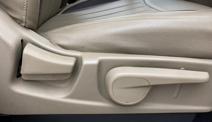 2018 Mahindra TUV300 T8, Diesel, Manual, 33,002 km, Driver Side Adjustment Panel