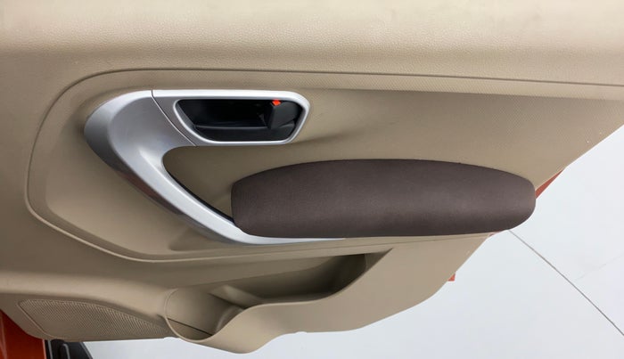 2018 Mahindra TUV300 T8, Diesel, Manual, 33,002 km, Driver Side Door Panels Control