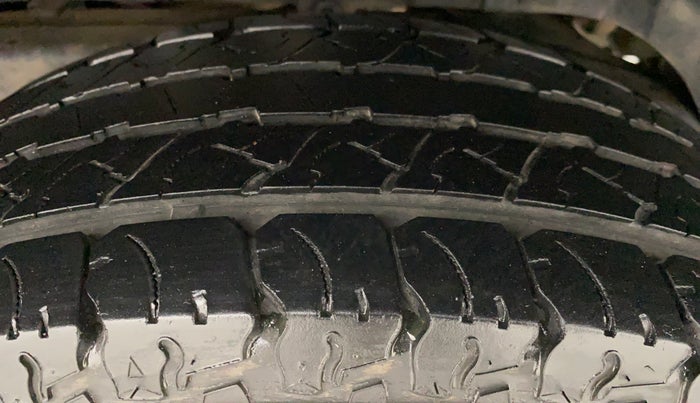 2018 Mahindra TUV300 T8, Diesel, Manual, 33,002 km, Left Rear Tyre Tread