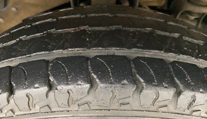 2018 Mahindra TUV300 T8, Diesel, Manual, 33,002 km, Right Front Tyre Tread