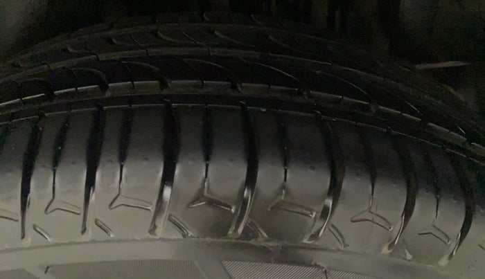 2015 Skoda Rapid 1.5 TDI CR STYLE PLUS AT, Diesel, Automatic, 35,430 km, Right Front Tyre Tread