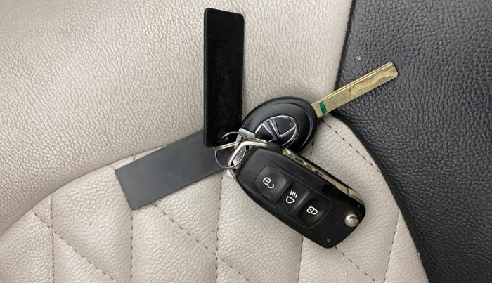 2018 Tata NEXON XM PETROL, Petrol, Manual, 77,098 km, Key Close Up