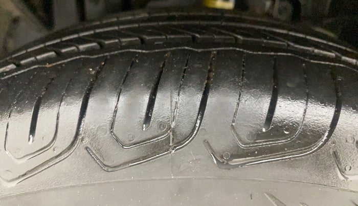 2016 Ford Ecosport TREND+ 1.5L DIESEL, Diesel, Manual, 1,13,977 km, Left Front Tyre Tread