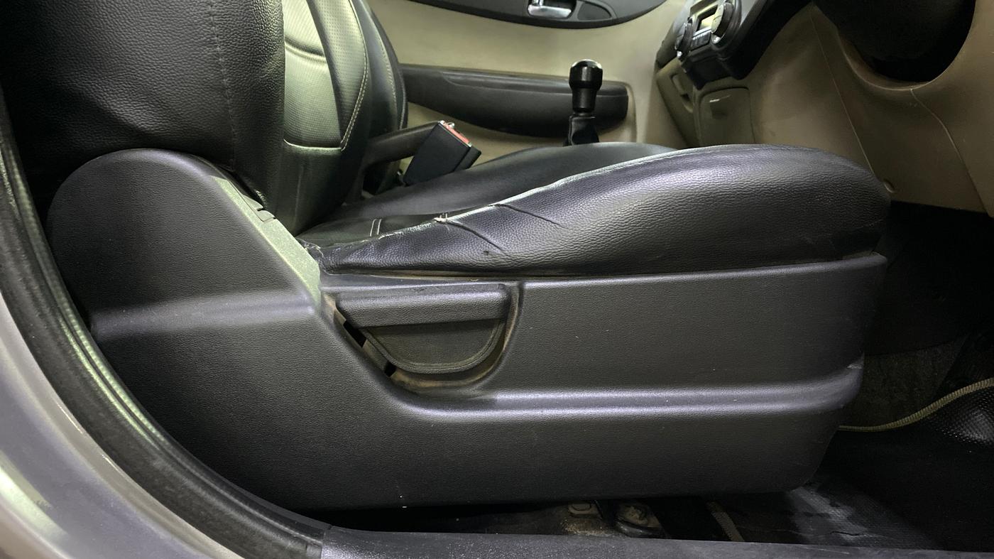 2014 Hyundai Elite i20 MAGNA 1.2, CNG, Manual, 1,07,011 km, Driver Side Adjustment Panel