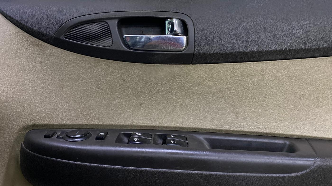 2014 Hyundai Elite i20 MAGNA 1.2, CNG, Manual, 1,07,011 km, Driver Side Door Panels Control