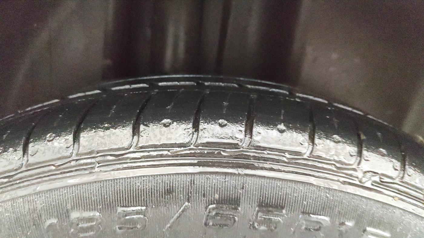 2016 Volkswagen Vento HIGHLINE 1.6 MPI, Petrol, Manual, 75,058 km, Right Rear Tyre Tread