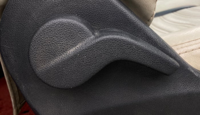 2019 Mahindra MARAZZO M2 8 STR, Diesel, Manual, 1,12,260 km, Driver Side Adjustment Panel