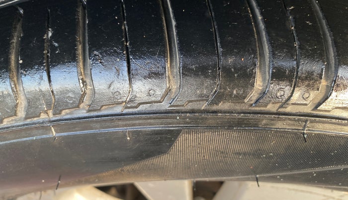 2015 Maruti S Cross ZETA 1.3, Diesel, Manual, 1,06,061 km, Right Front Tyre Tread