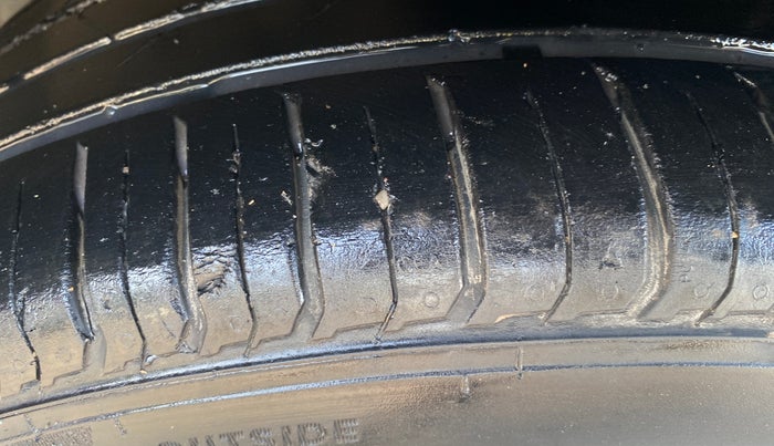 2015 Maruti S Cross ZETA 1.3, Diesel, Manual, 1,06,061 km, Left Front Tyre Tread