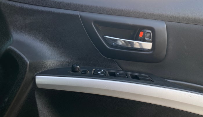 2015 Maruti S Cross ZETA 1.3, Diesel, Manual, 1,06,061 km, Driver Side Door Panels Control