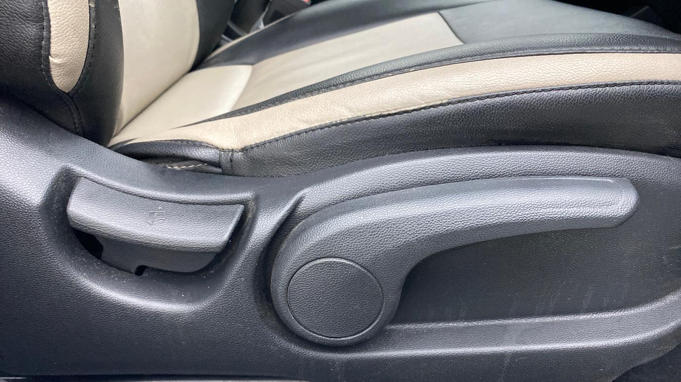 2018 Hyundai Elite i20 ASTA 1.2, Petrol, Manual, 22,876 km, Driver Side Adjustment Panel