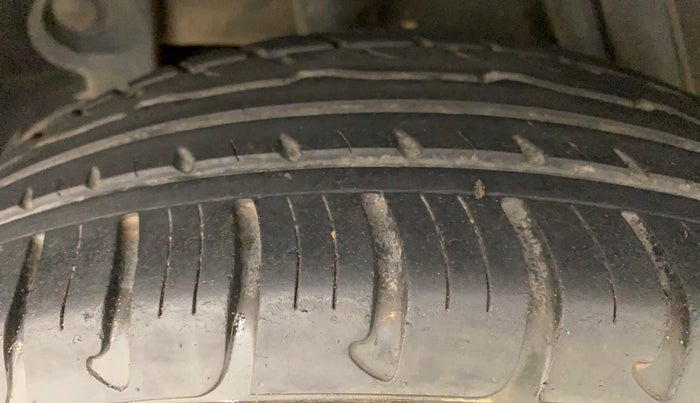 2014 Renault Duster 85 PS RXE DIESEL, Diesel, Manual, 1,10,144 km, Right Rear Tyre Tread