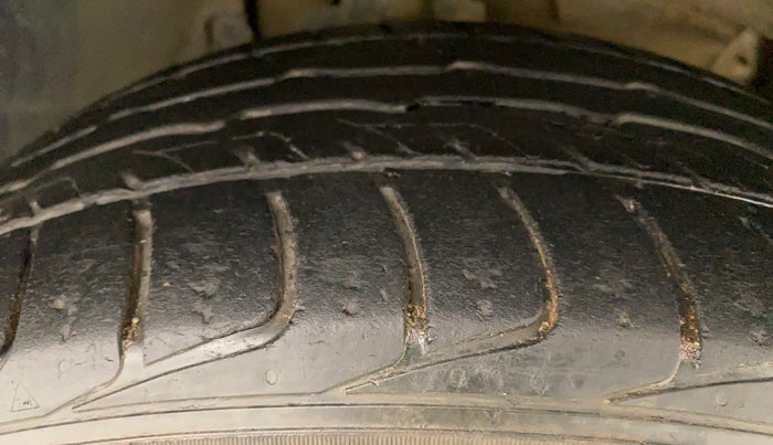 2014 Renault Duster 85 PS RXE DIESEL, Diesel, Manual, 1,10,144 km, Right Front Tyre Tread