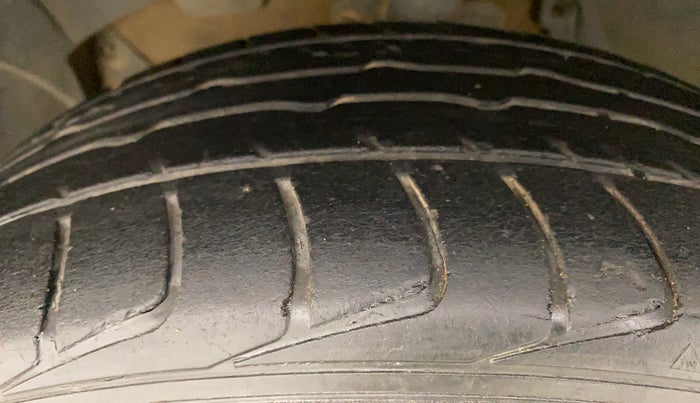 2014 Renault Duster 85 PS RXE DIESEL, Diesel, Manual, 1,10,144 km, Left Front Tyre Tread
