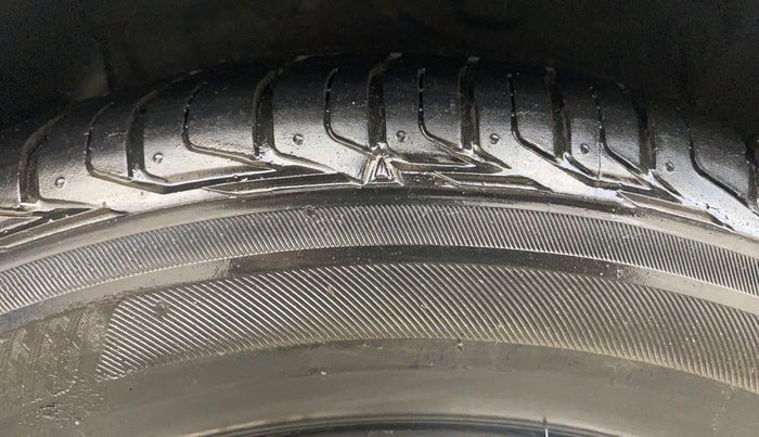 2014 Hyundai Verna FLUIDIC 1.6 CRDI SX, Diesel, Manual, 1,44,910 km, Right Rear Tyre Tread