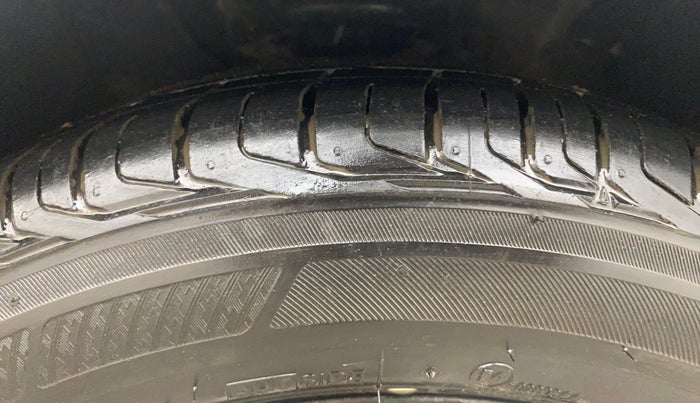 2014 Hyundai Verna FLUIDIC 1.6 CRDI SX, Diesel, Manual, 1,44,910 km, Right Front Tyre Tread