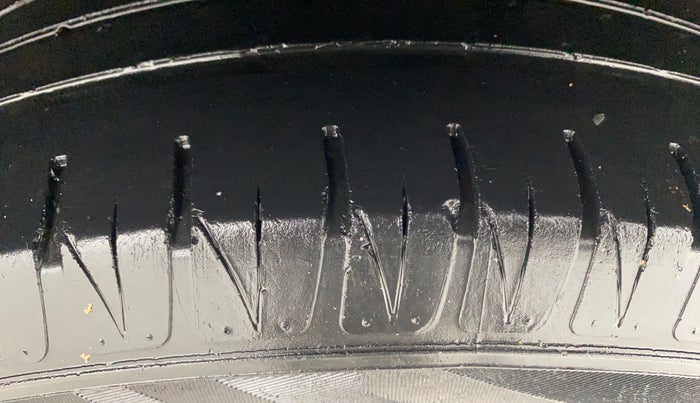 2016 Maruti Vitara Brezza ZDI, Diesel, Manual, 50,199 km, Left Rear Tyre Tread