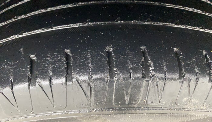 2016 Maruti Vitara Brezza ZDI, Diesel, Manual, 50,199 km, Right Front Tyre Tread