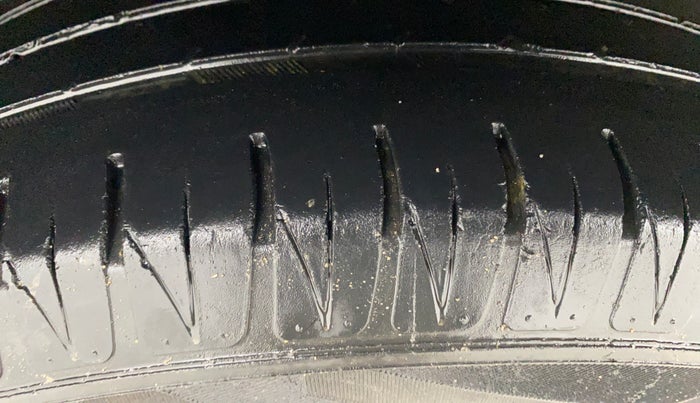 2016 Maruti Vitara Brezza ZDI, Diesel, Manual, 50,199 km, Right Rear Tyre Tread