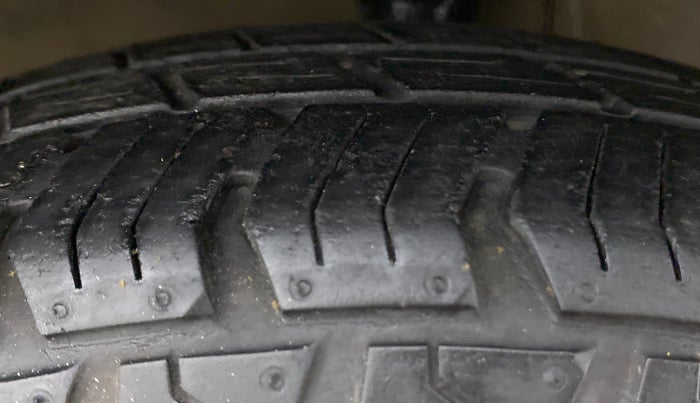 2017 Hyundai Eon ERA PLUS (O), CNG, Manual, 59,319 km, Right Front Tyre Tread