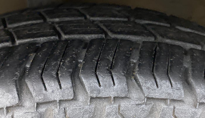 2017 Hyundai Eon ERA PLUS (O), CNG, Manual, 59,319 km, Left Front Tyre Tread