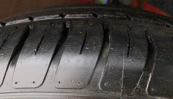 2020 Maruti Swift VXI, Petrol, Manual, 14,610 km, Right Front Tyre Tread