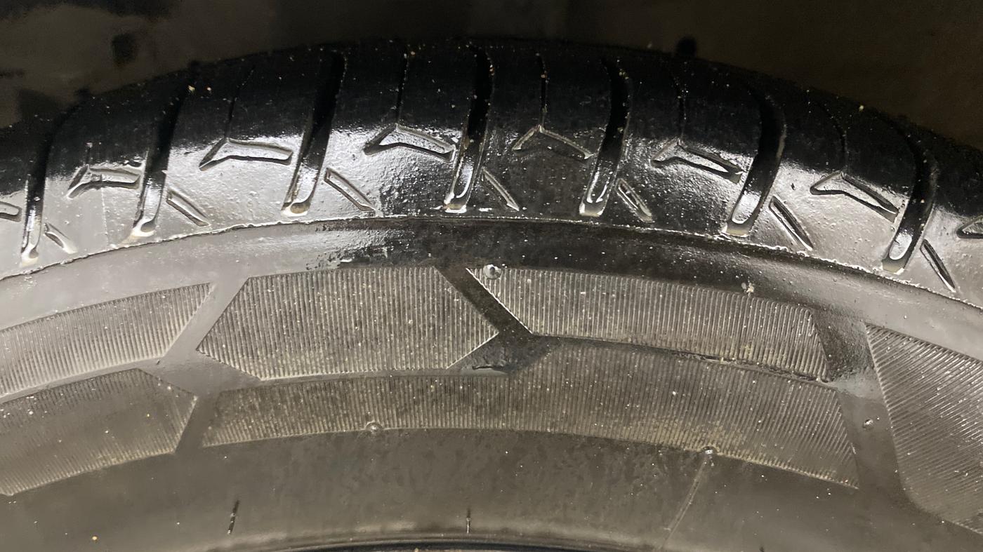 2014 Maruti Ertiga ZDI, Diesel, Manual, 96,560 km, Left Front Tyre Tread