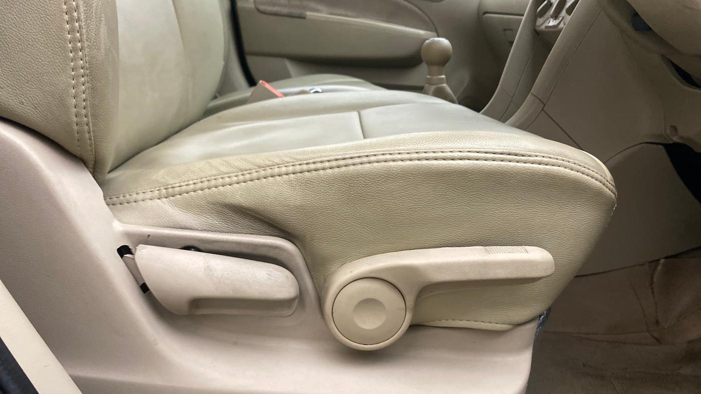 2014 Maruti Ertiga ZDI, Diesel, Manual, 96,560 km, Driver Side Adjustment Panel