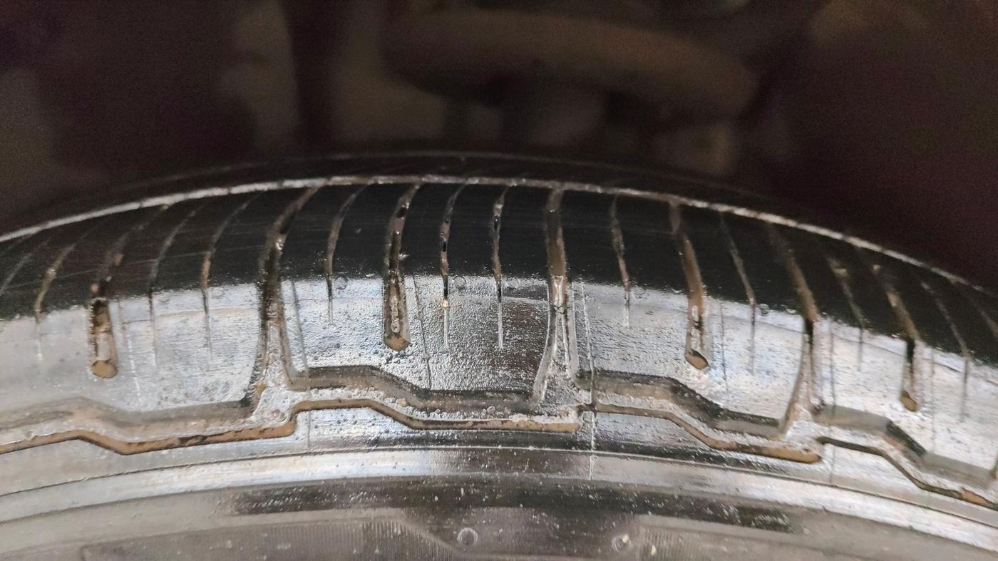 2021 Mahindra XUV500 W11 AT, Diesel, Automatic, 64,516 km, Left Front Tyre Tread