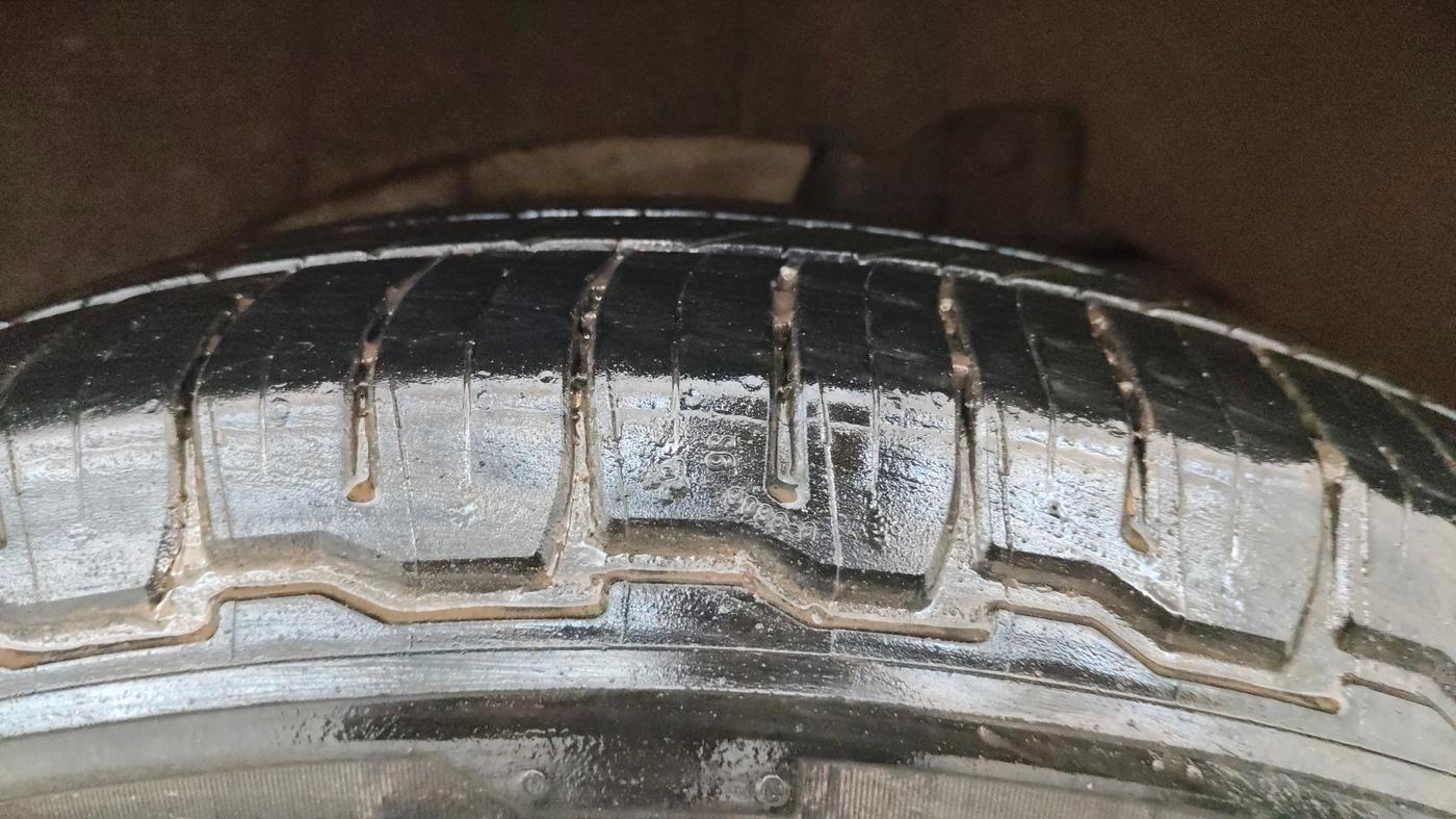 2021 Mahindra XUV500 W11 AT, Diesel, Automatic, 64,516 km, Left Rear Tyre Tread