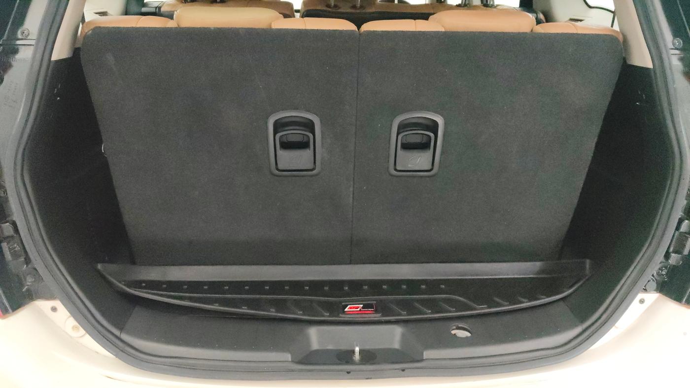 2021 Mahindra XUV500 W11 AT, Diesel, Automatic, 64,516 km, Boot Inside