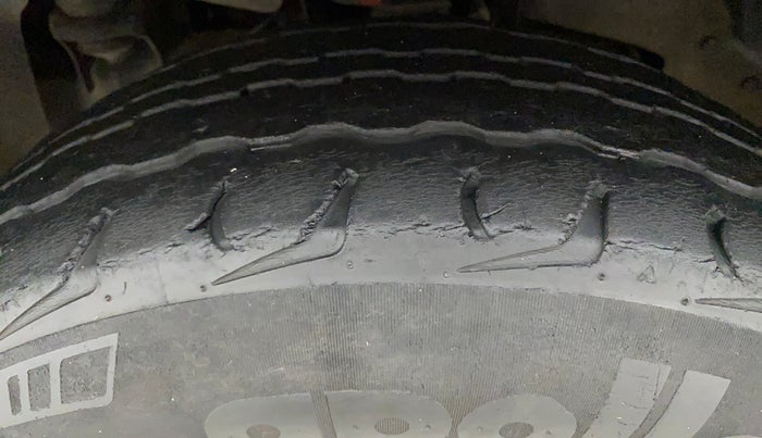 2018 Mahindra TUV300 T10, Diesel, Manual, 50,162 km, Left Front Tyre Tread