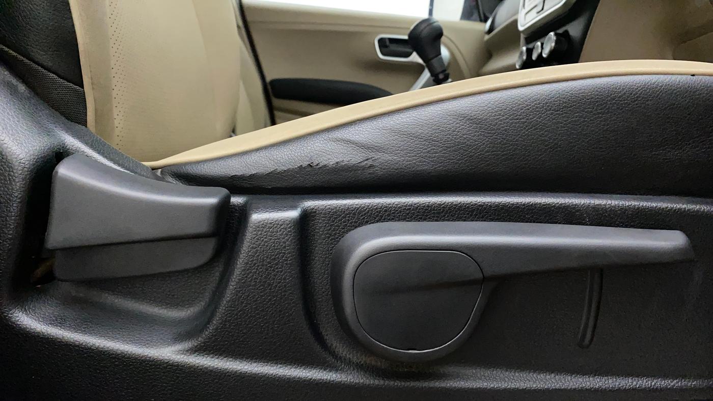 2018 Mahindra TUV300 T10, Diesel, Manual, 50,162 km, Driver Side Adjustment Panel