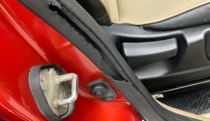 2018 Mahindra TUV300 T10, Diesel, Manual, 50,162 km, Driver-side door - Beading has minor damage