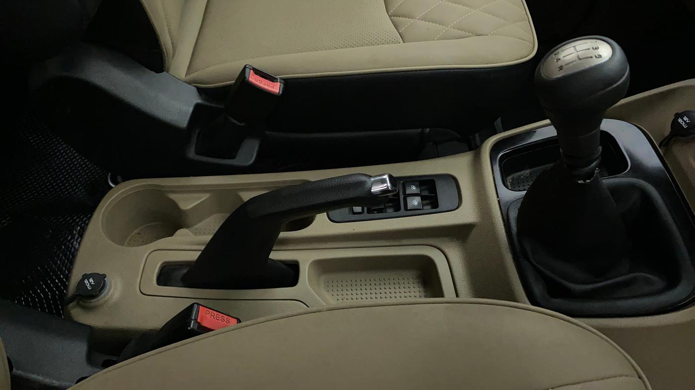 2018 Mahindra TUV300 T10, Diesel, Manual, 50,162 km, Gear Lever