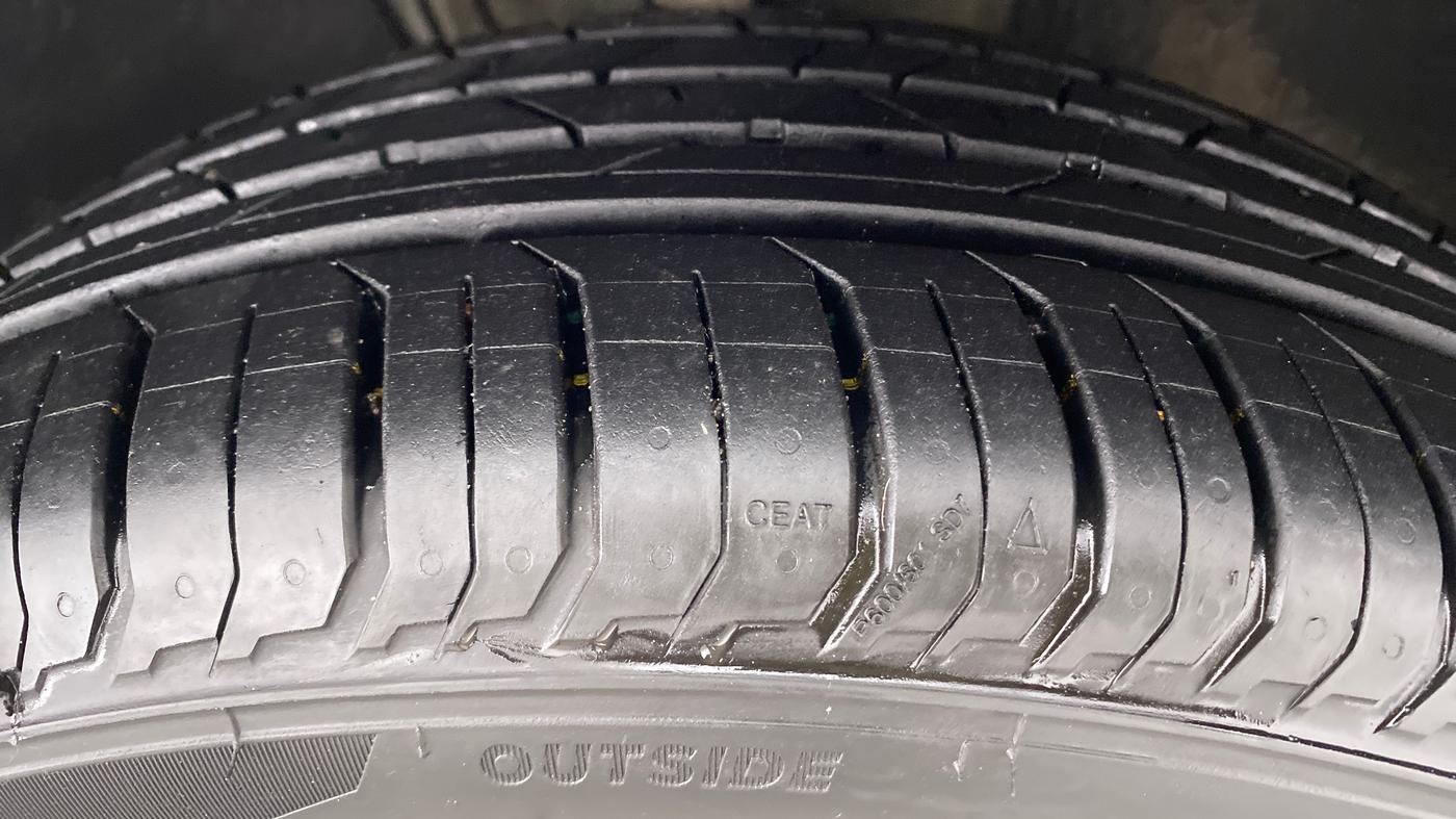 2022 Skoda SLAVIA STYLE 1.0 TSI AT, Petrol, Automatic, 6,135 km, Right Front Tyre Tread
