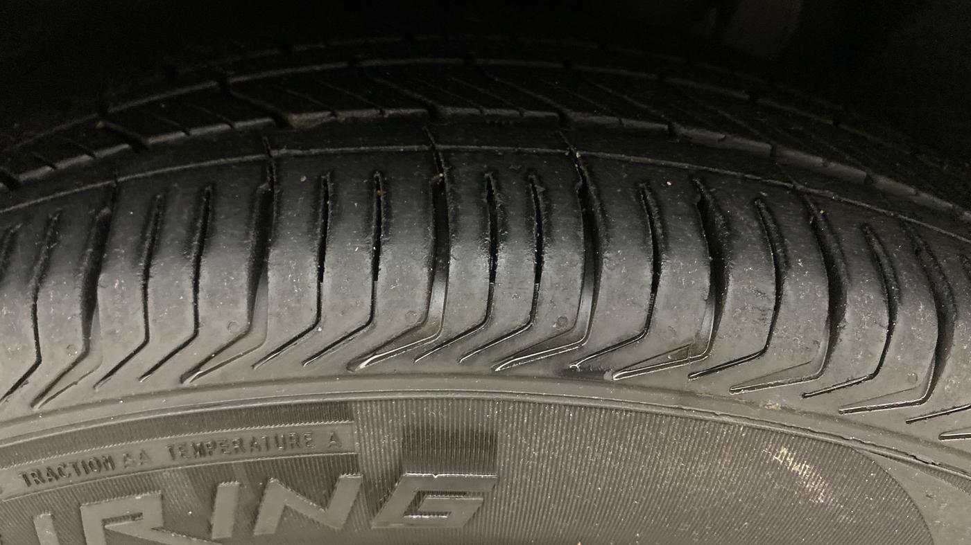 2021 Mahindra XUV700 AX 7 LUXURY P AT 7 STR, Petrol, Automatic, 1,01,825 km, Left Front Tyre Tread