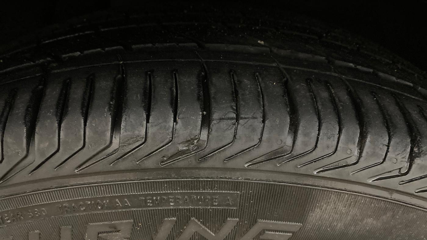 2021 Mahindra XUV700 AX 7 LUXURY P AT 7 STR, Petrol, Automatic, 1,01,825 km, Right Rear Tyre Tread