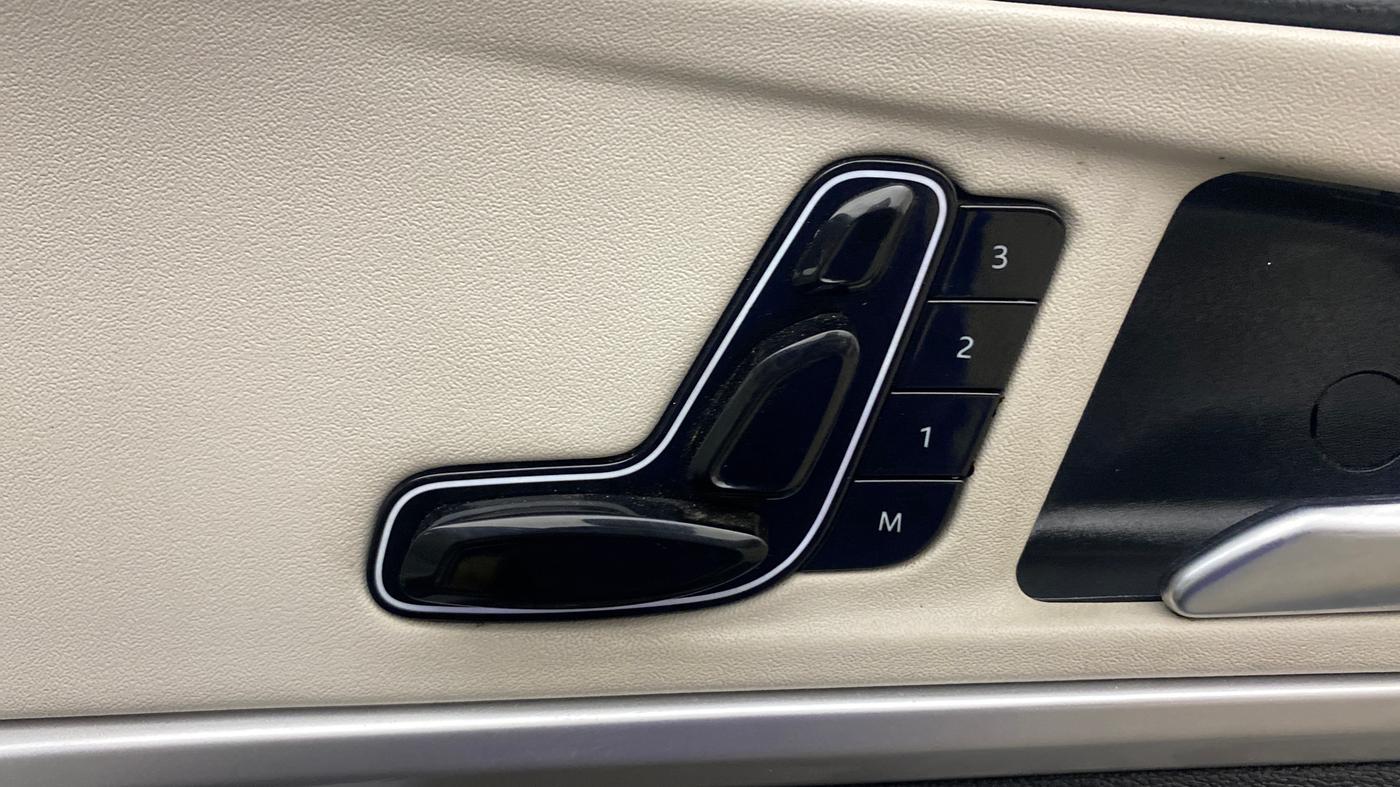 2021 Mahindra XUV700 AX 7 LUXURY P AT 7 STR, Petrol, Automatic, 1,01,825 km, Driver Side Adjustment Panel
